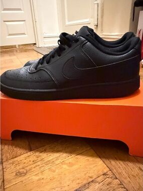 Nike Men’s Black Low-Top Sneakers